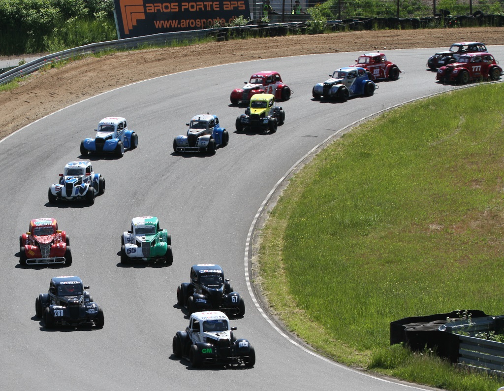 Legend Car kørsel på den kuperede bane giver mange muligheder for tæt race.
(Foto: Motorsporten.dk)